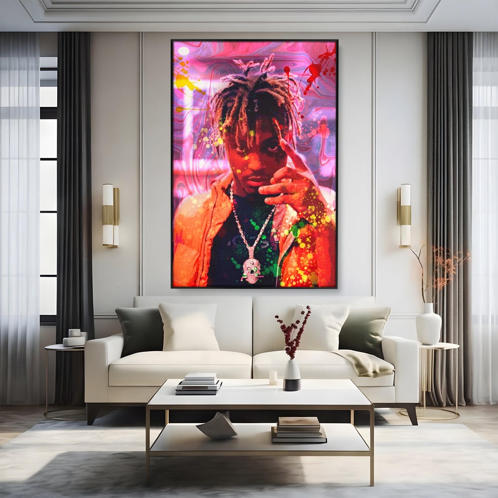 Tablou canvas cu tablou portret juice wrld, in rama de aluminiu negru, pe perete intr-un living